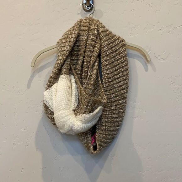 NWOT Betsey Johnson Oatmeal Infinity Scarf with Cream Bow - Picture 1 of 3